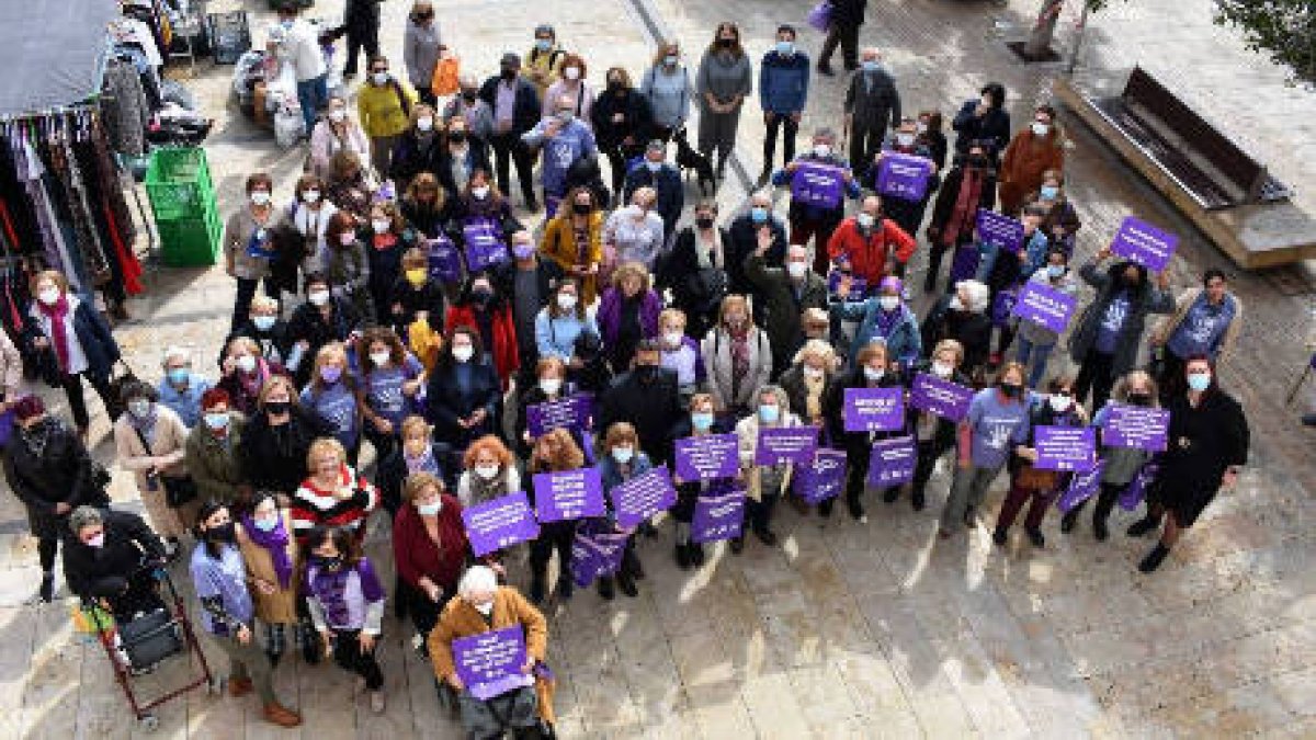 Concentración de personas en Alfafar con motivo del Día Internacional de la Mujer