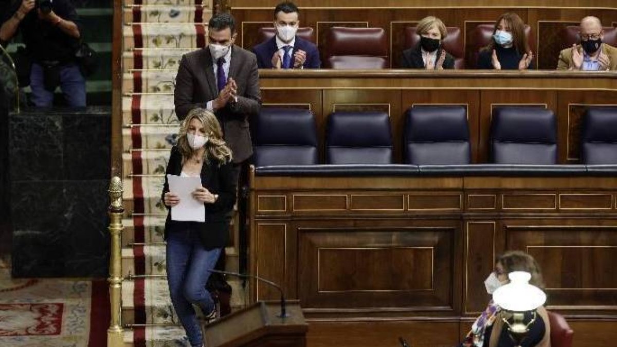 Sánchez aplaude a Díaz al subir a la tribuna a defender su reforma laboral.