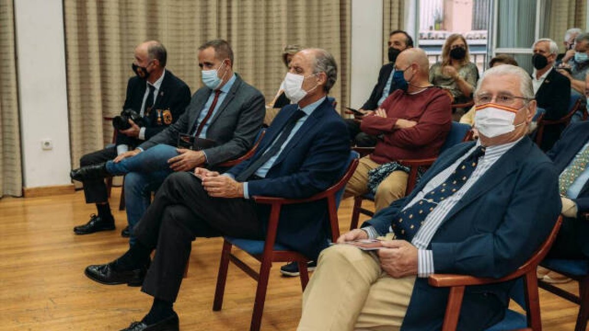 Francisco Camps y Jorge Alarte, en la inauguración de la exposición de HNME dedicada al Rey Felipe VI