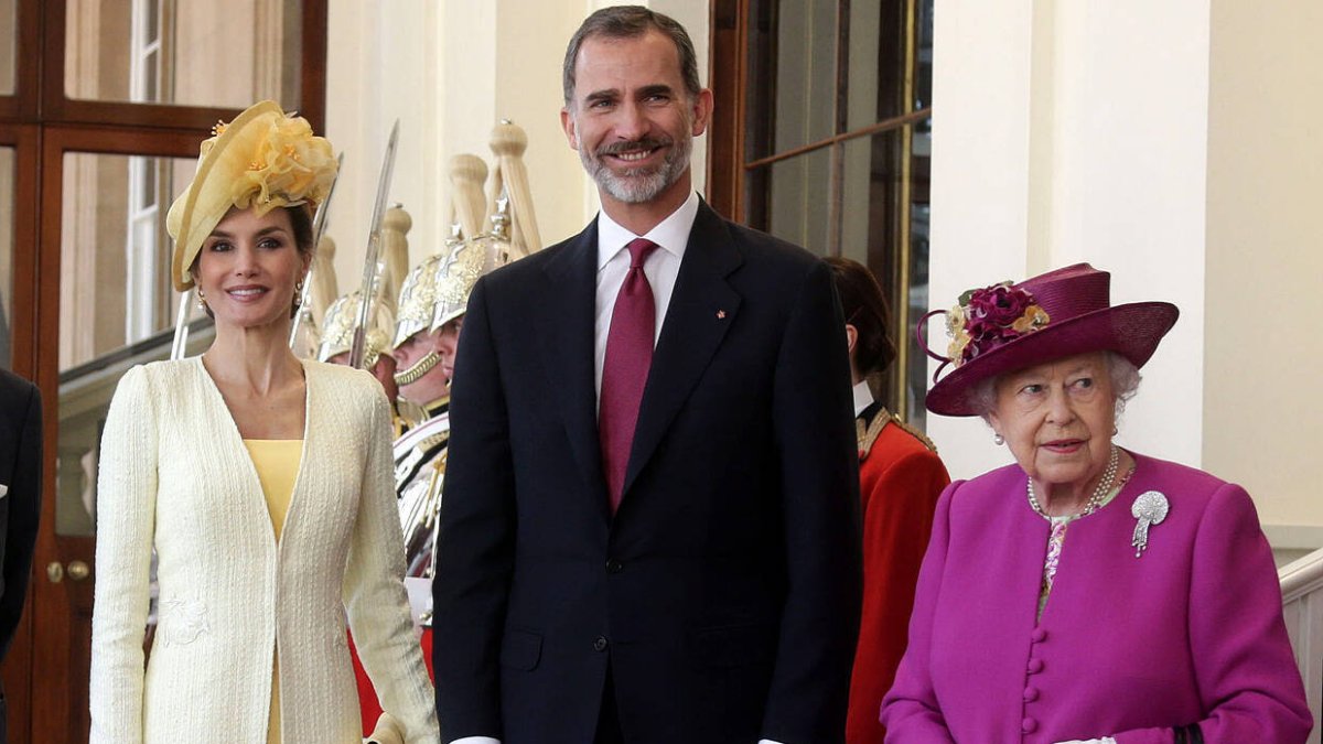 Los Reyes con la fallecida Isabel II.