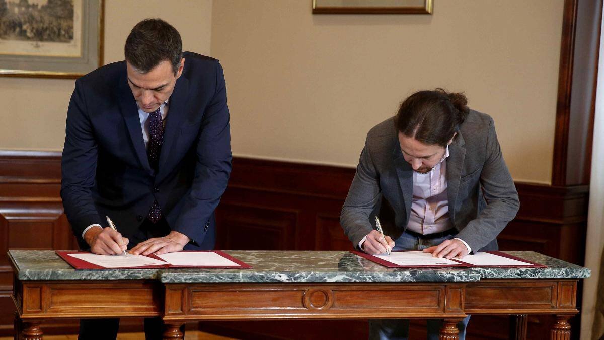 Sánchez e Iglesias firmando su acuerdo de investidura.