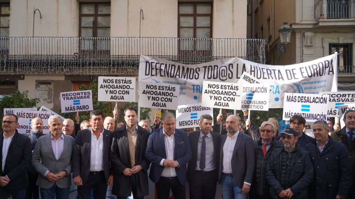 Mazón junto a los regantes frente al Palau de la Generalitat