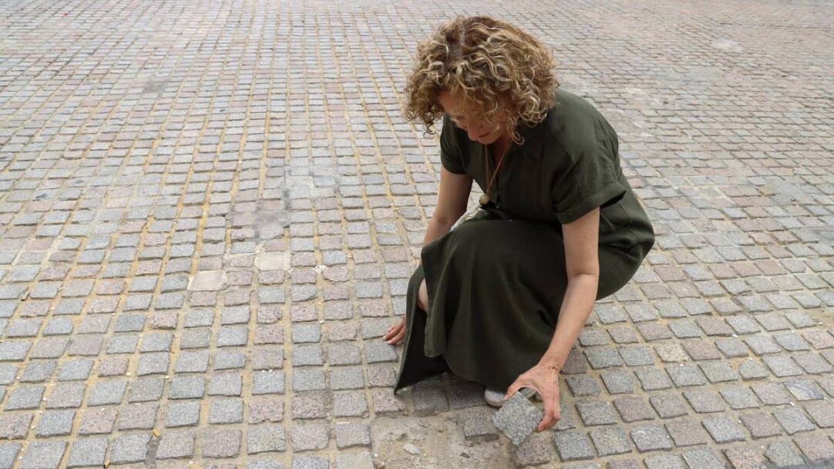 Amparo Folgado, alcaldesa de Torrent, señalando uno de los desperfectos actuales de la plaza de la Torre - AJUNTAMENT DE TORRENT