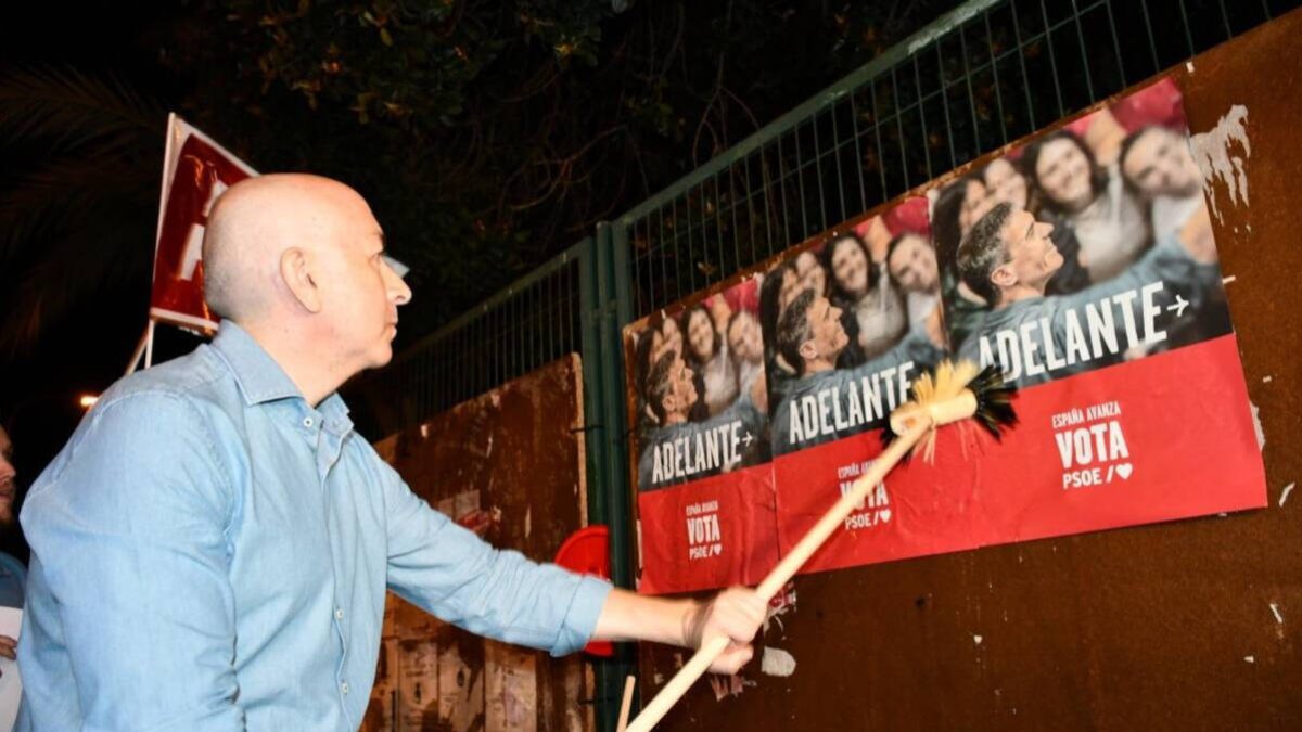 Alejandro Soler pegando carteles en la primera noche de campaña electora