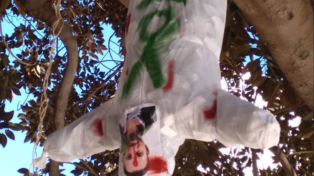 Muñeco de Abascal con un tiro en la frente colgado en un árbol de Castellón.