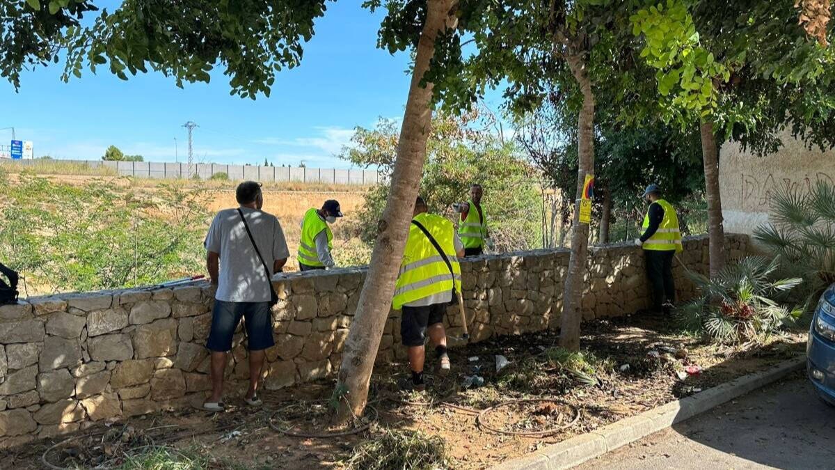 Operarios realizando labores de limpieza