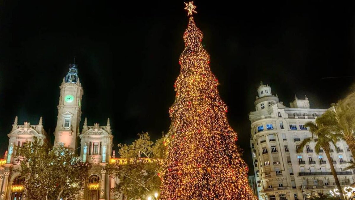 Árbol de Navidad en la plaza del Ayuntamiento de Valencia