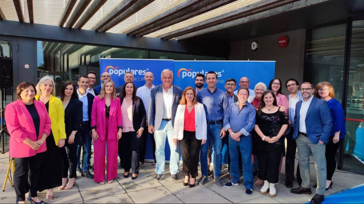 La candidat del PP de Llíria, Reme Mazzolari presenta la candidatura junto a Esteban González Pons y Vicent Mompó.