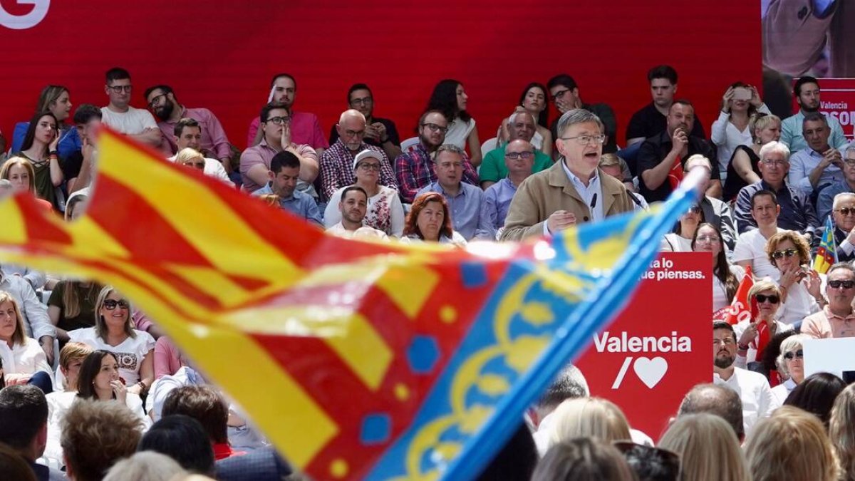 Una bandera de la Comunitat ondea mientra Ximo Puig hace su intervención - PSOE