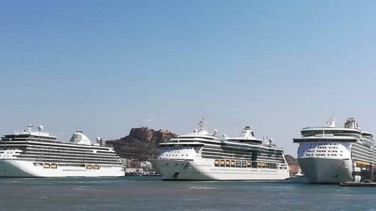 Los tres cruceros que han coincidido este jueves en el Puerto de Alicante.