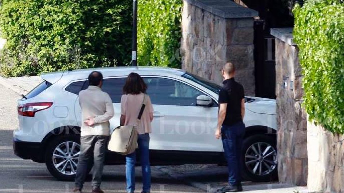 Pablo Iglesias llegando en un todoterreno a su nuevo chalet en Galapagar. (Foto Look).