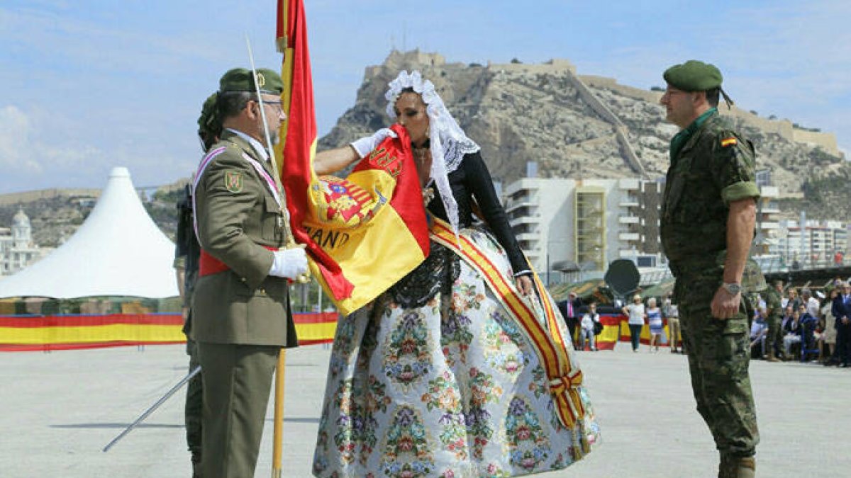 La Bellea del Foc, Aleida González, en la jura de Bandera.