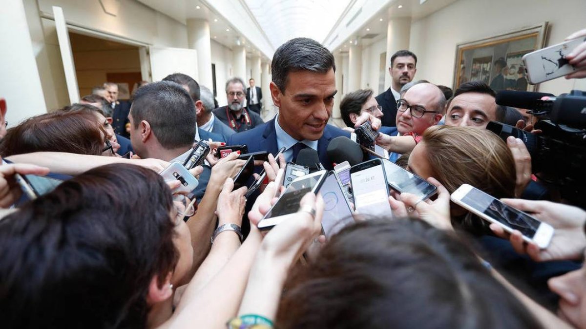 Pedro Sánchez atendiendo a los medios de comunicación.