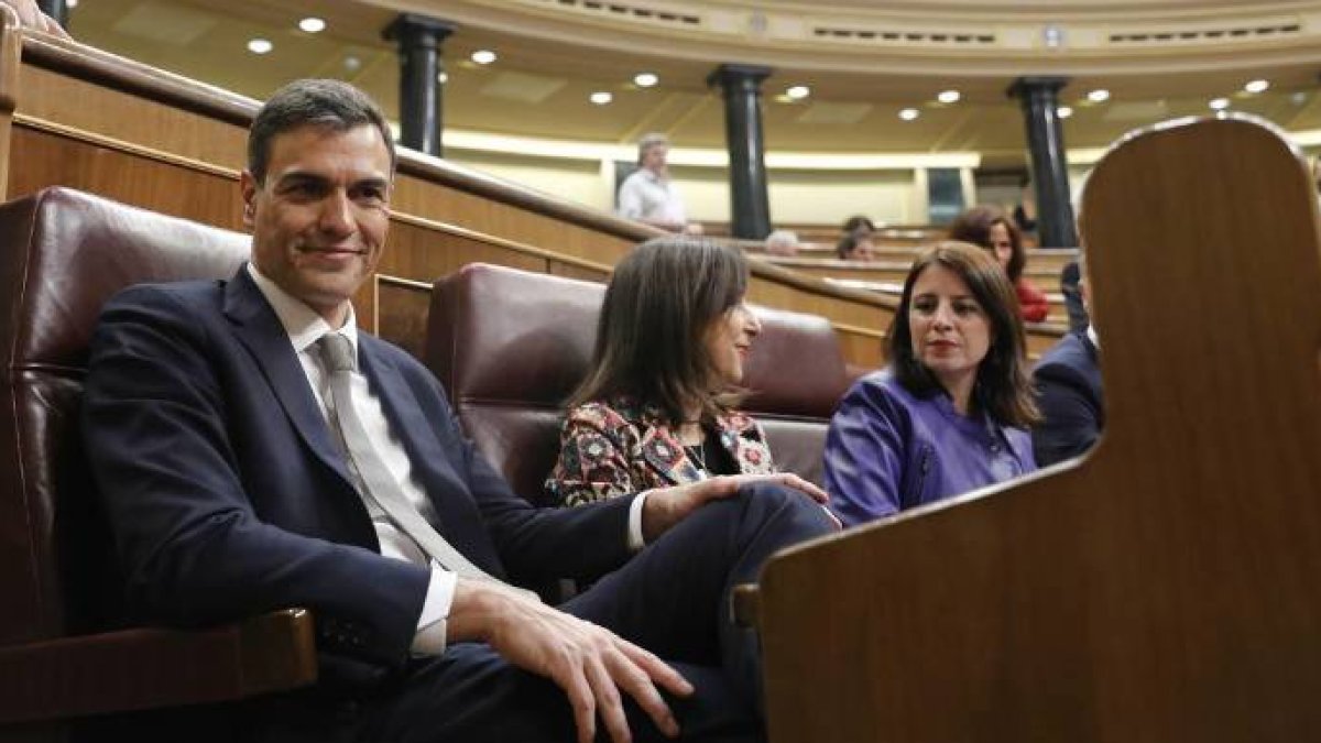 Sánchez sonriente, en su escaño ocasional para la moción de censura.