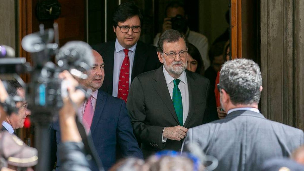 Mariano Rajoy saliendo del hemiciclo.