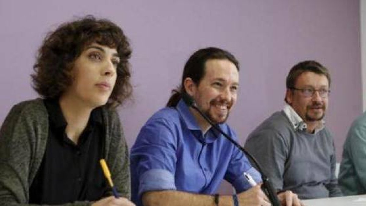 Alexandra Fernandez (Unidos Podemos), junto a Pablo Iglesias y Xavier Domenech.