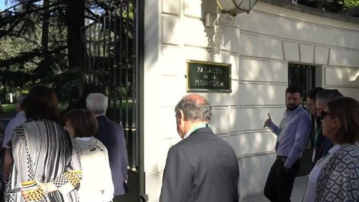 Ciudadanos anónimos entrando este miércoles en el Palacio de La Moncloa, en la jornada de puertas abiertas.