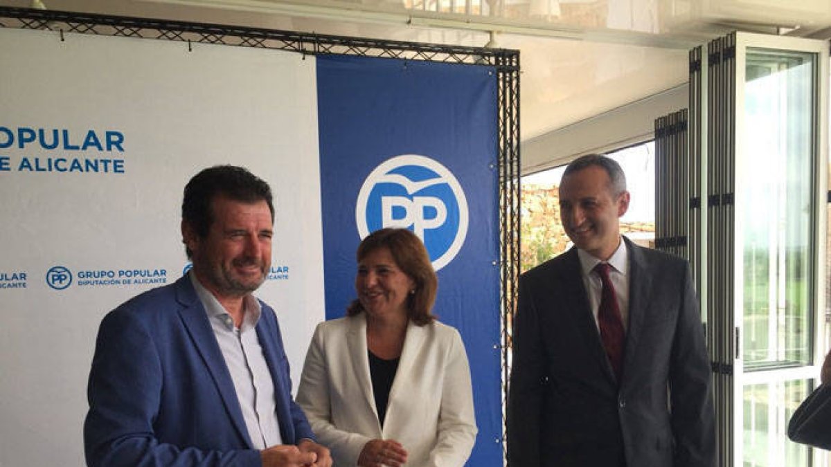 José Císcar, Isabel Bonig y César Sánchez antes de entrar a una reunión de su partido en Alicante.