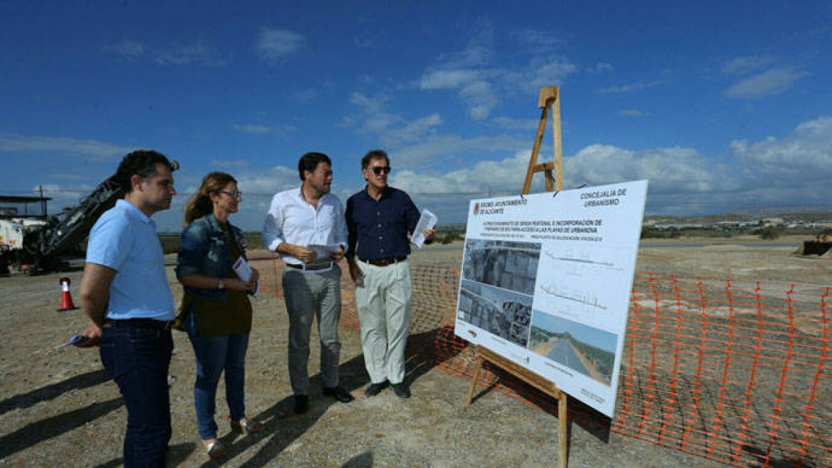 Luis Barcala, Mari Carmen de España e Israel Cortés inspeccionan las obras.