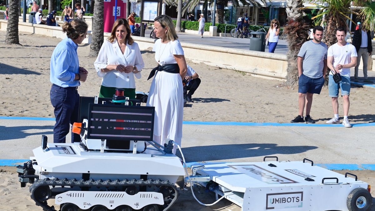 La alcaldesa de Valencia, María José Catalá, visita el robot pionero en la playa de Valencia