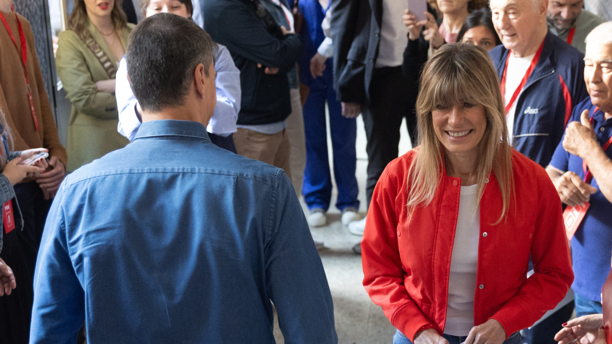 Pedro Sánchez, de espaldas, junto a su mujer, Begoña Gómez, votando durante las últimas elecciones europeas.