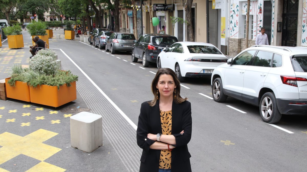 La edil socialista en el Ayuntamiento de València María Pérez en la supermanzana de la Petxina.