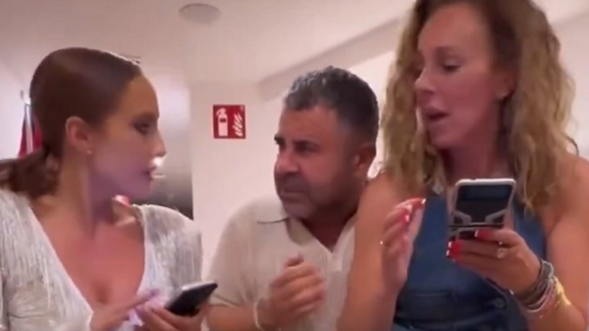 Anabel Dueñas y Rocio Carrasco con Jorge Javier Vázquez ¿votando? para expulsar a Olga Moreno.