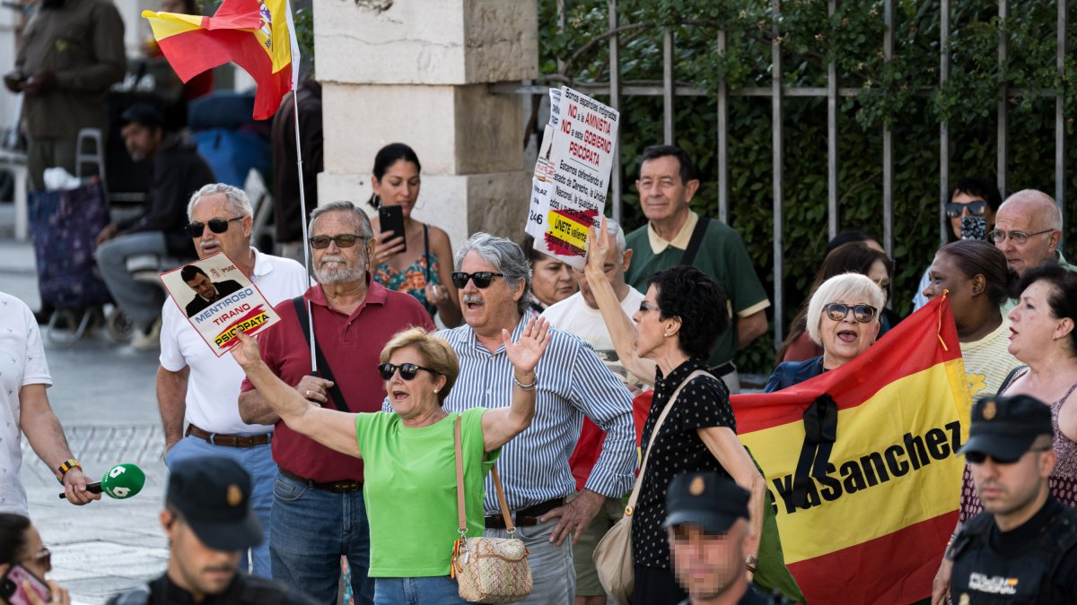 Personas congregadas en las inmediaciones de los juzgados en la comparecencia de Begoña Gómez