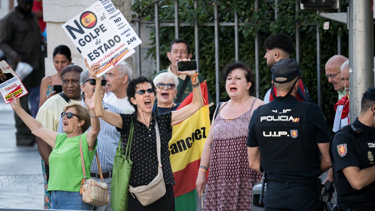 Varias personas, concentradas a la entrada de los juzgados madrileños de plaza de Castilla.