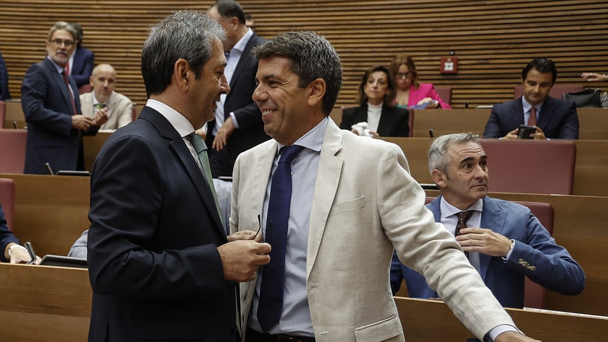 El presidente de la Generalitat valenciana, Carlos Mazón (d), y el vicepresidente de la Generalitat Valenciana y conseller de Cultura y Deporte, Vicente Barrera