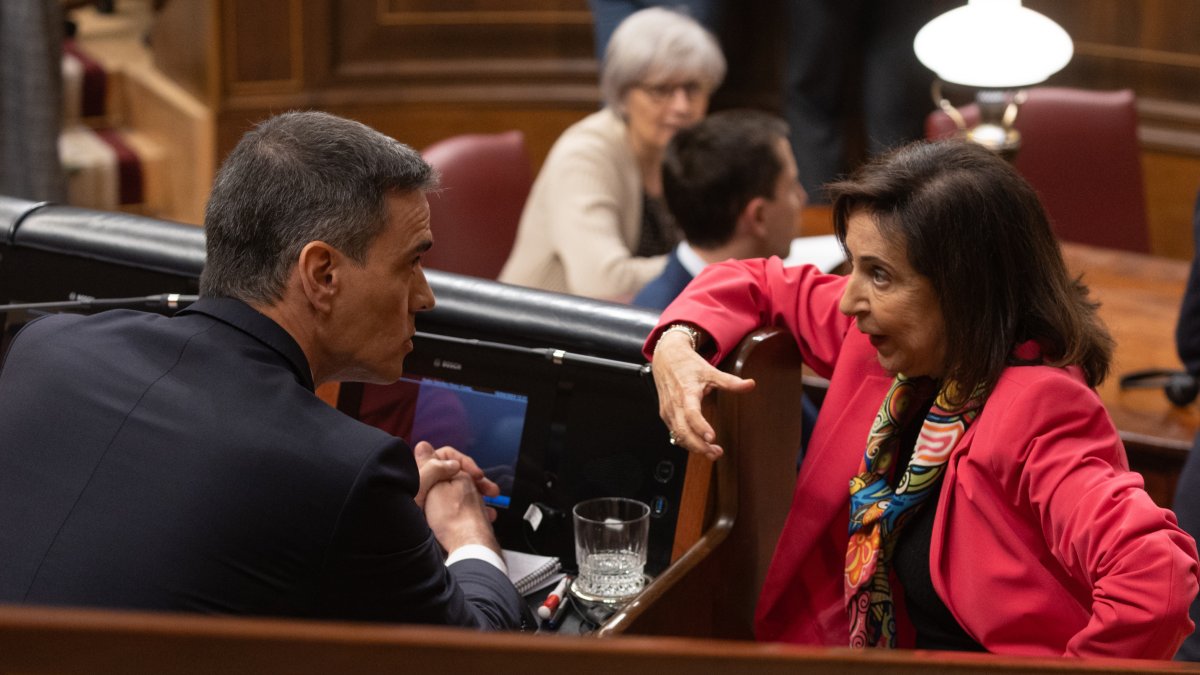 Pedro Sánchez conversa con la ministra de Defensa, Margarita Robles, en el Congreso de los Diputados.
