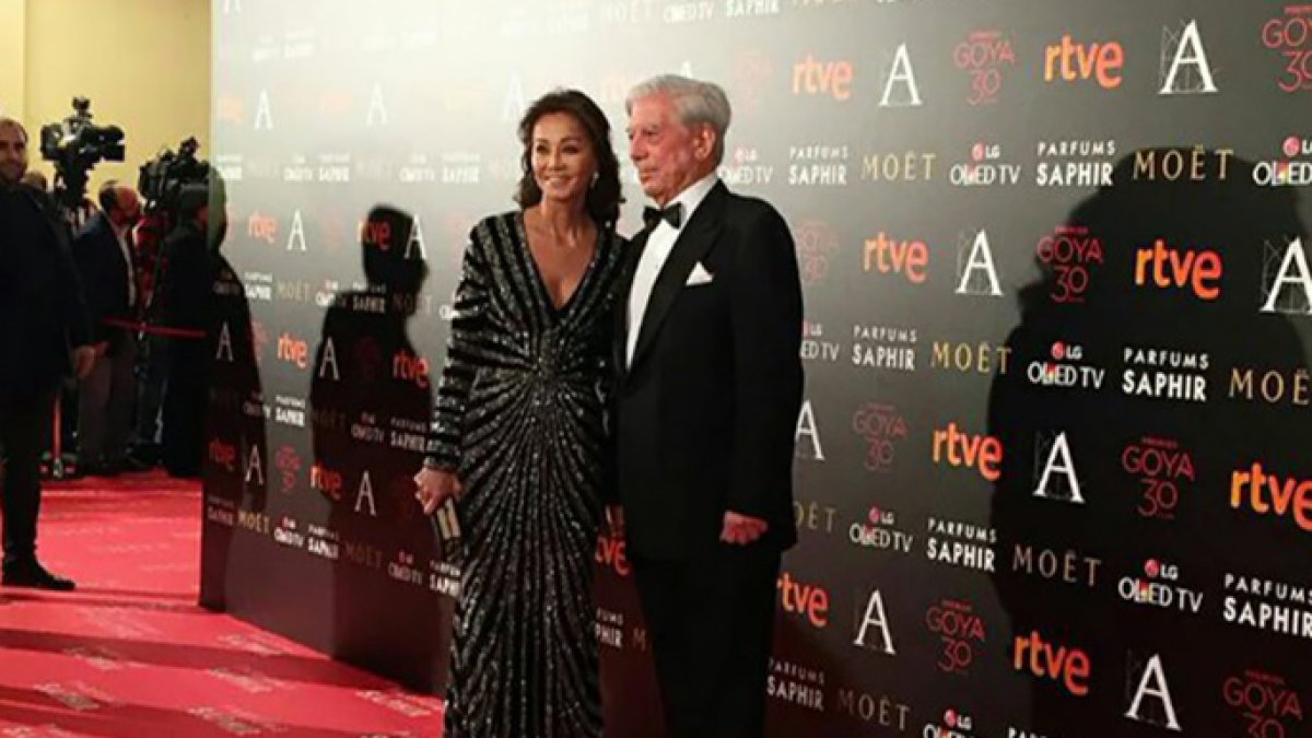 Una de las parejas más esperadas de la noche, Isabel y Mario, a su llegada a la alfombra roja.