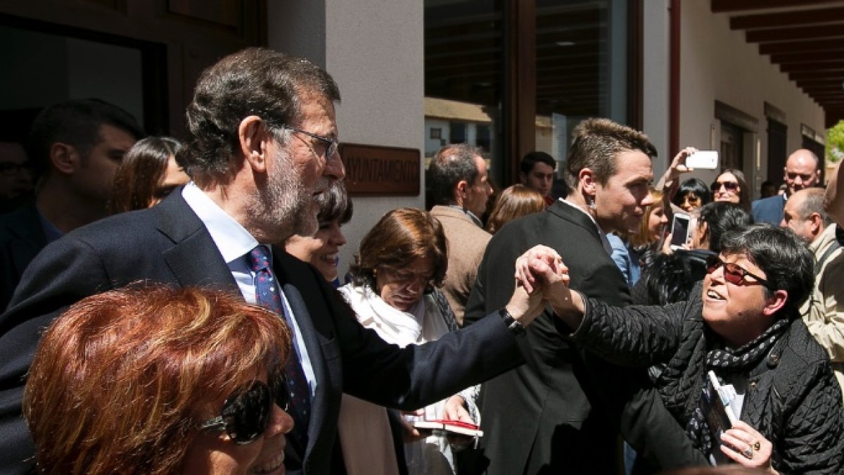 Rajoy saluda a una simpatizante del PP