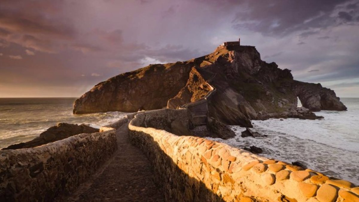 El mágico islote de San Juan de Gaztelugatxe es uno de los rincones imprescindibles de la Costa Vasca.