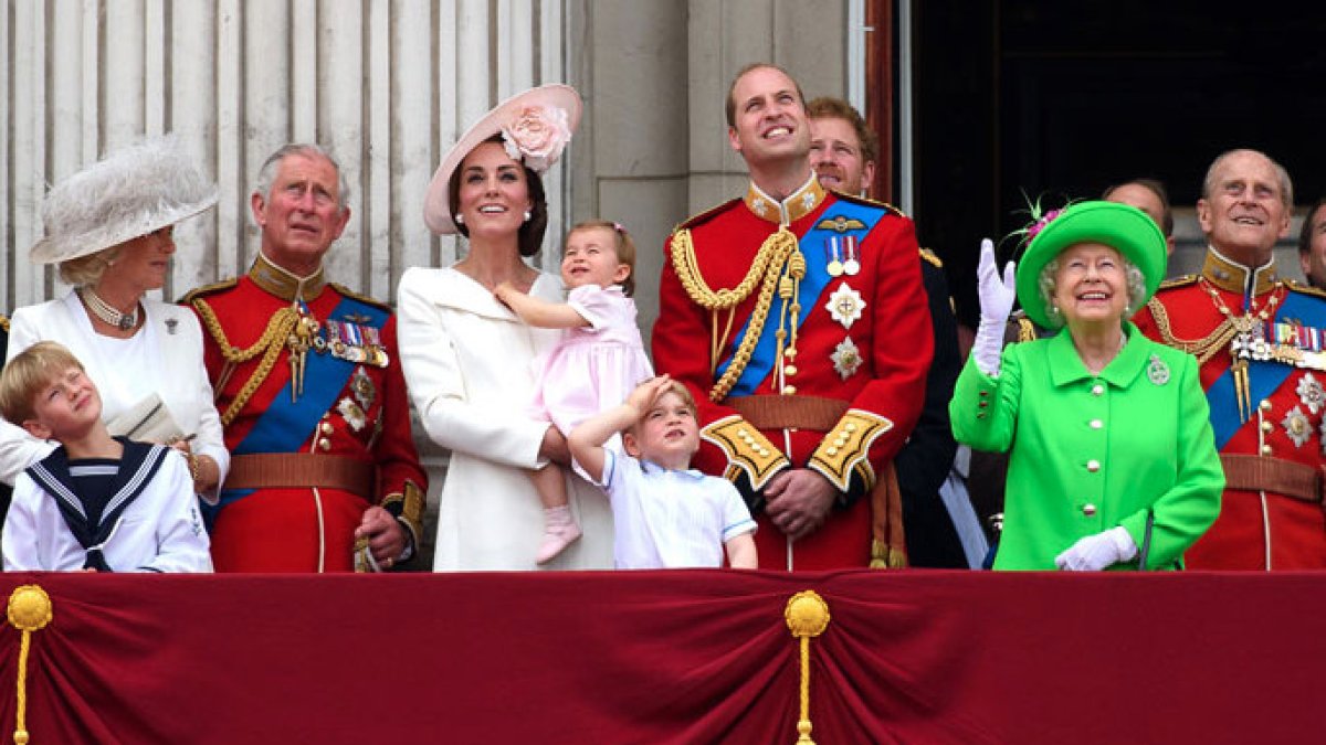 El traje de la reina y la regañina a su nieto, víctimas del ingenio en la red