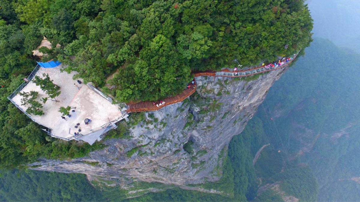 ¡Una pasarela de cristal a 1.403 m de altura!  ¿Te atreves?