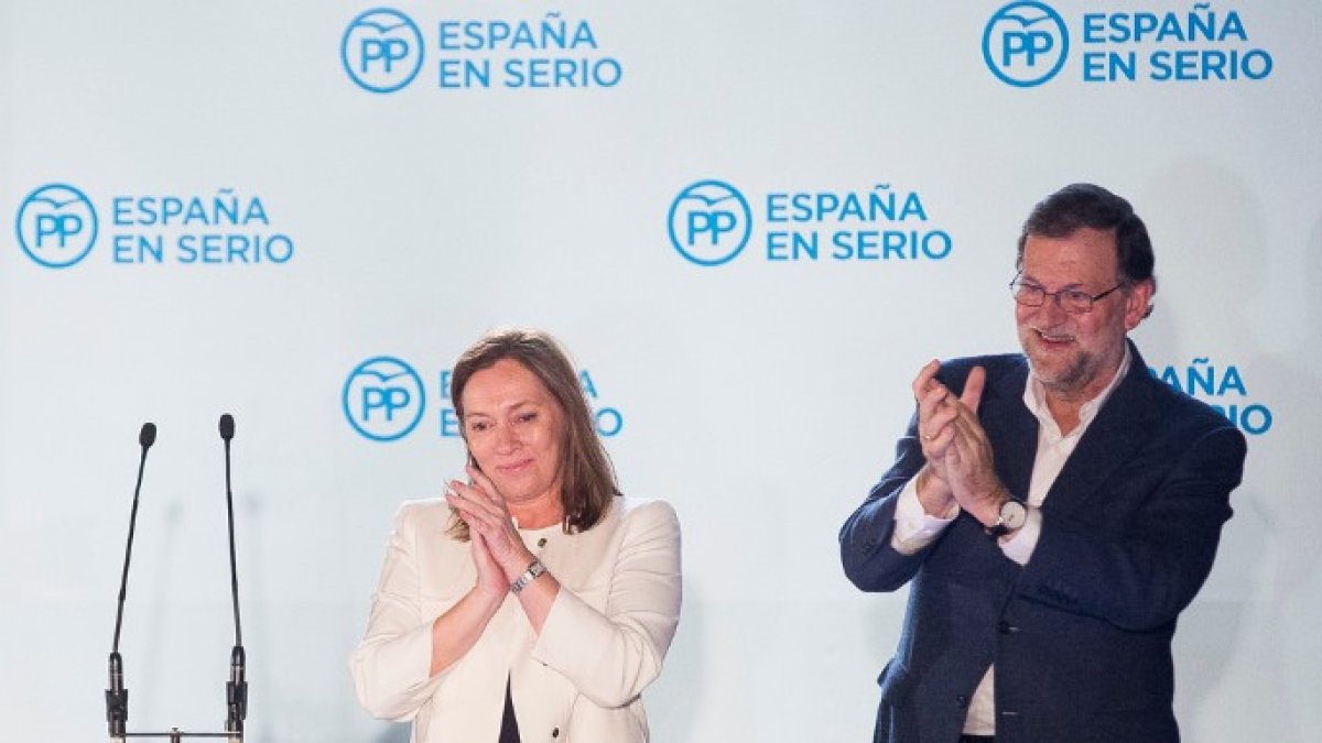 Rajoy y su mujer en el balcón de Génova 13 el domingo.