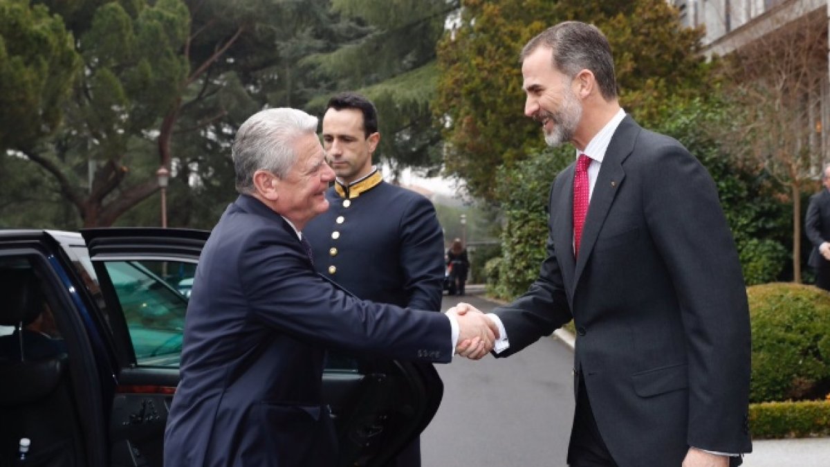 El Rey Felipe VI, este miércoles, recibiendo al presidente de Alemania, Joachim Glauck.