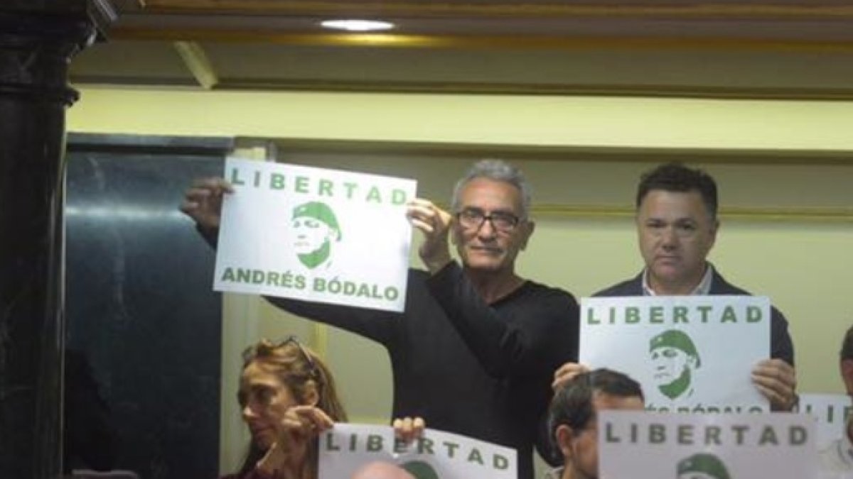 El diputado de Podemos, Diego Cañamero, homenajeando en el Congreso a un agresor reincidente.