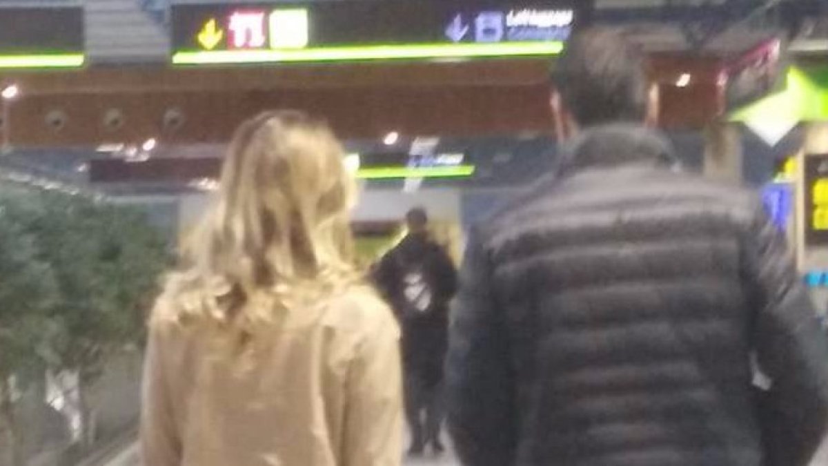 Pedro Sánchez este jueves en el aeropuerto junto a su mujer.