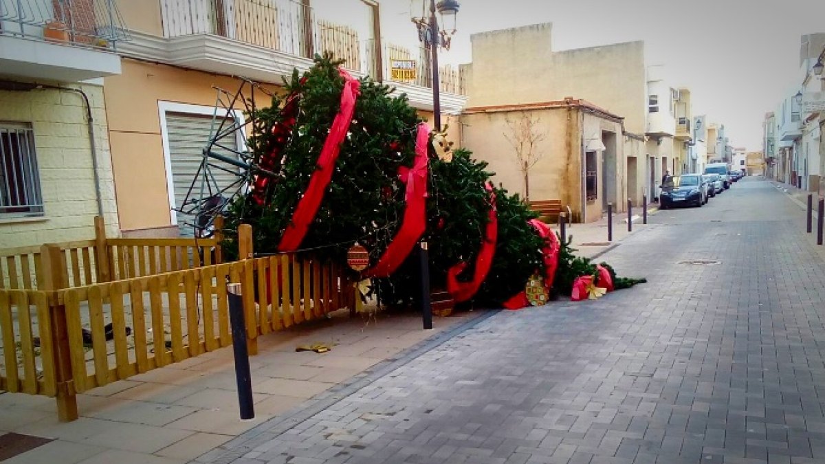 El árbol de Navidad también ha resultado atacado.