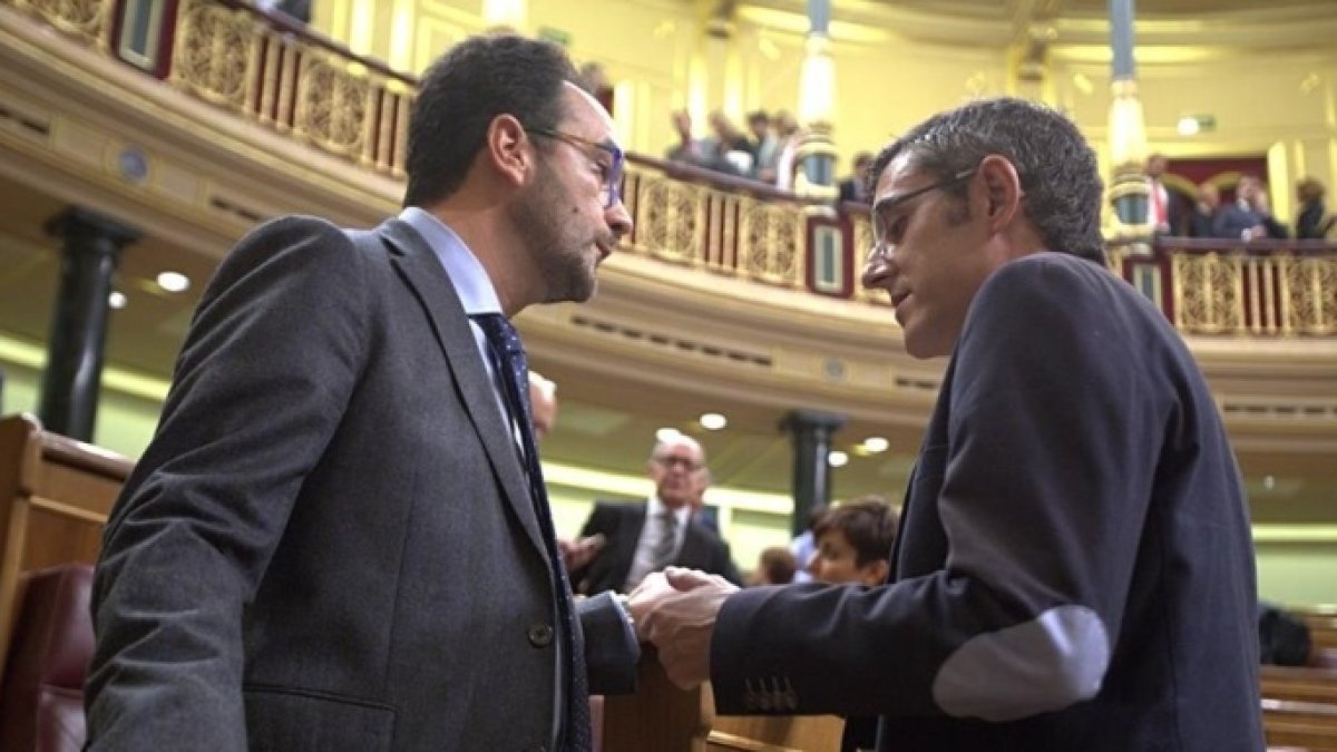 Eduardo Madina conversa en el hemiciclo con Antonio Hernando.