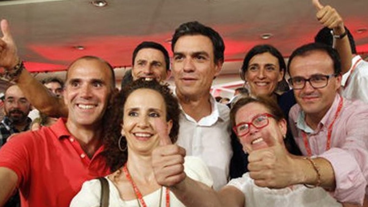 Pedro Sánchez en Extremadura. A la derecha, con gafas, el presidente de la Diputación de Badajoz, Miguel Angel Gallardo.