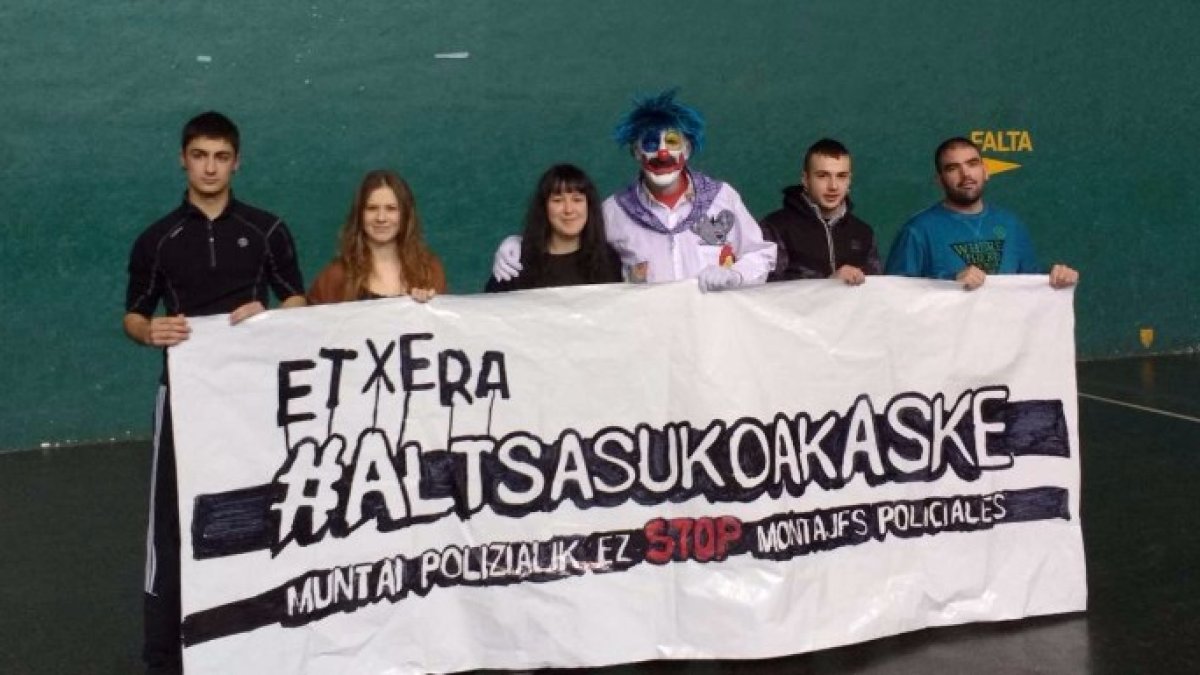 El payaso Porrotx detrás de una pancarta de apoyo a los jóvenes de Alsasua y contra la presencia de la Guardia Civil.