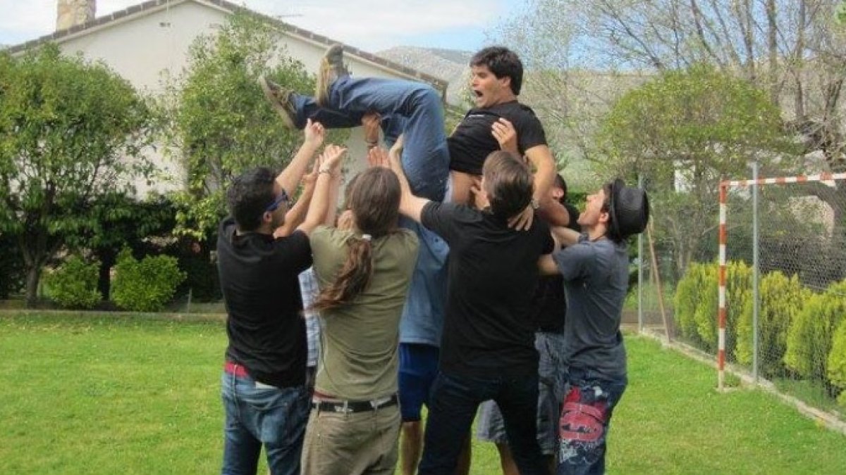 Ignacio Echeverría, manteado por su amigos, en una fotografía colgada en Facebook por uno de ellos, Manuel Franquelo.