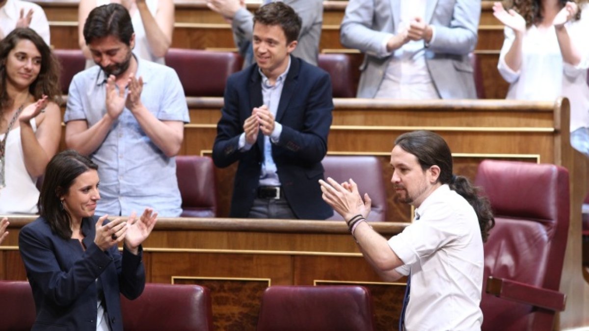 Montero e Iglesias, con Errejón detrás, en la segunda jornada de la moción