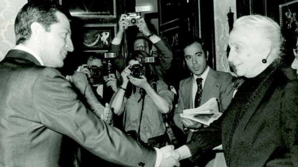 Adolfo Suárez y La Pasionaria, imagen icónica de aquella época de reconciliación y democracia