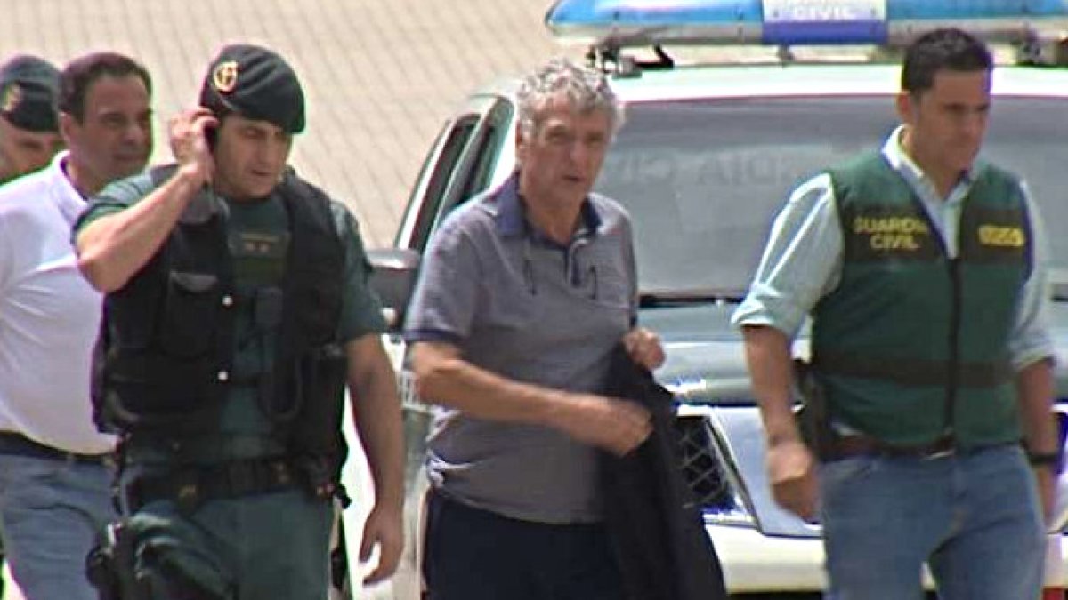 Villar, en el momento de ser detenido por la Guardia Civl para su traslado a Las Rozas