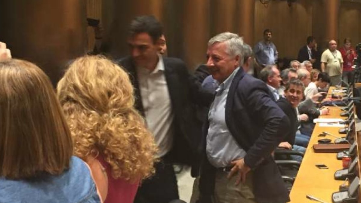 El frio saludo entre Pedro Sánchez y José Blanco en el regreso del primero al Congreso tras el 39 Congreso.