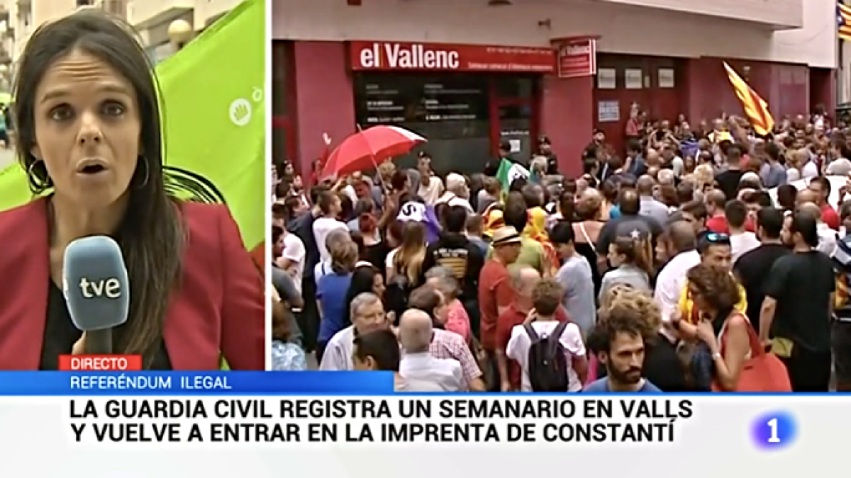 Momento en el que los violentos agraden al cámara de TVE en pleno Telediario.